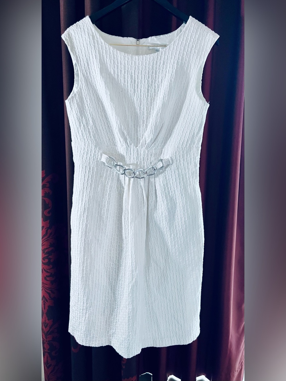Sandra Darin Sleeveless White Textured Sheath Dress Pockets Chain Accent Sz 14
